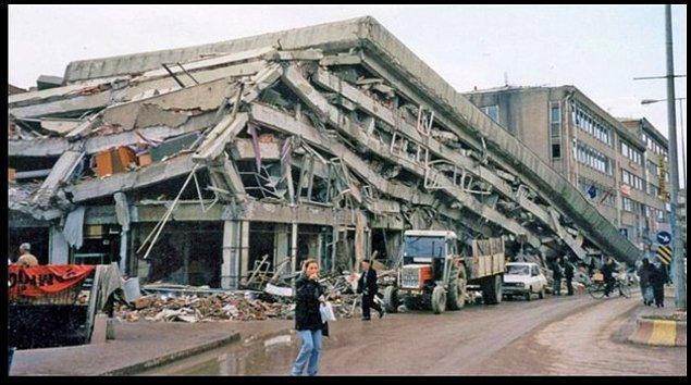13. Merkez üssü Düzce olan 30 saniye süreyle etkili olan 7.2 büyüklüğündeki depremde 845 kişi öldü, 4948 kişi yaralandı.