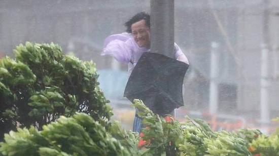 Hong Kong'ta Şiddetli Tayfun Yüzünden Zor Anlar Yaşayan İnsanlar