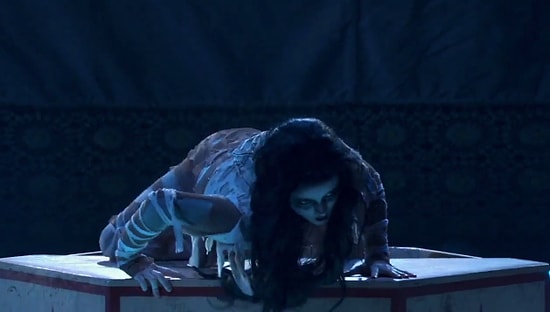 Muhteşem Esnek Vücuduyla İzleyene Korku Dolu Anlar Yaşatan Kadın!