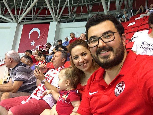 Yaşananlardan sonra Antalyaspor taraftarı bir aile stada giriş sırasında enteresan bir muameleye maruz kaldı. Biberon ve bez çantası 'tehlikeli' bulunarak içeri alınmadı.