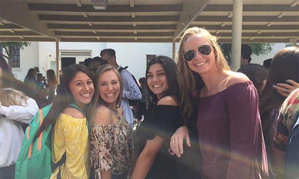 Huffington Post haberine göre; Kaliforniya'daki San Benito Lisesi'nde omzu açık bluz giymiş 20'yi aşkın kız öğrenci "kıyafet kurallarına uymadıkları" gerekçesiyle eve geri gönderildi.