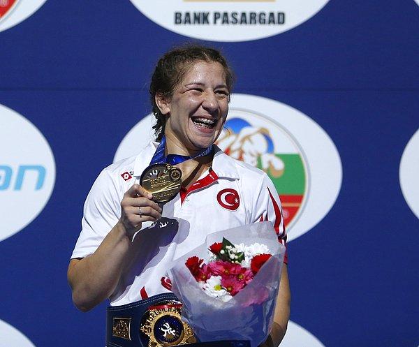 Ve Türkiye'nin kadınlarda dünya şampiyonluğu sevinci yaşayan ilk güreşçisi oldu 🏅🏅🏅