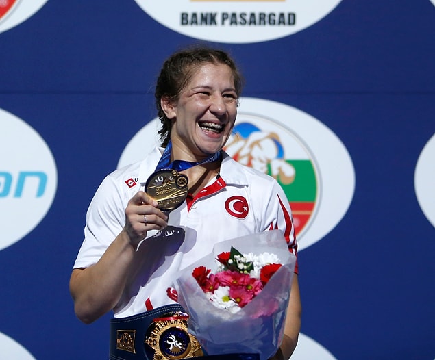 Ve Türkiye'nin kadınlarda dünya şampiyonluğu sevinci yaşayan ilk güreşçisi oldu 🏅🏅🏅