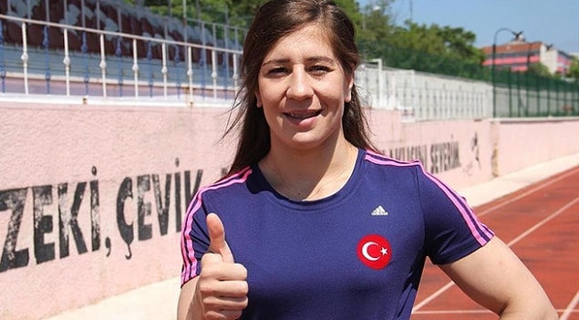 Gaziosmanpaşa Anadolu Lisesi'nde atletizm takımına katılan genç sporcu, Balıkesir Üniversitesi Beden Eğitimi ve Spor Yüksekokulu'nda okudu.