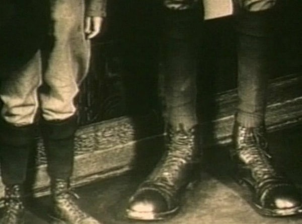 10. Самый высокий человек на Земле обладал еще и самым большим размером ноги. Какой длины достигали его ступни?