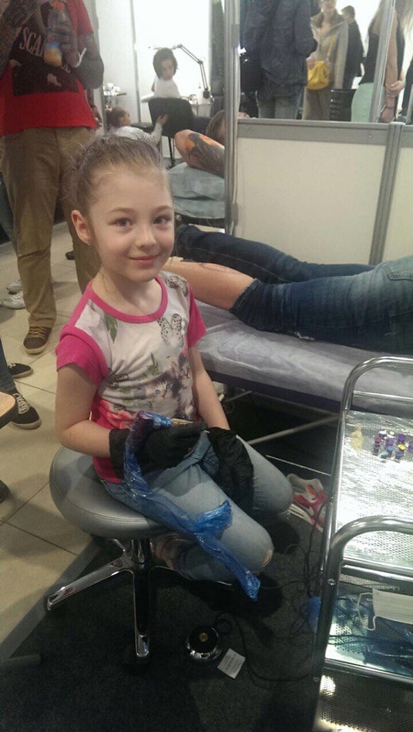 7. Кто-то вешает рисунки детей на холодильник, а лизин отец может носить творчество дочери на собственном теле!