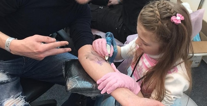 7-летняя девочка из Екатеринбурга стала тату-мастером