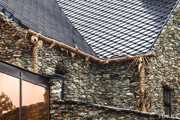 11. Даже при свете дня дом выглядит жутковато. Страшно представить, на что он похож ночью.