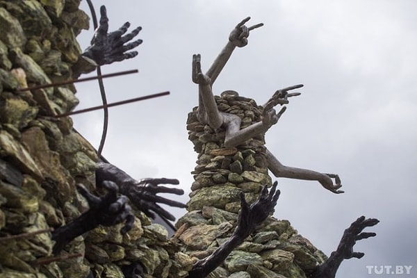 13. Интересно, как этот "замок" обставлен внутри?