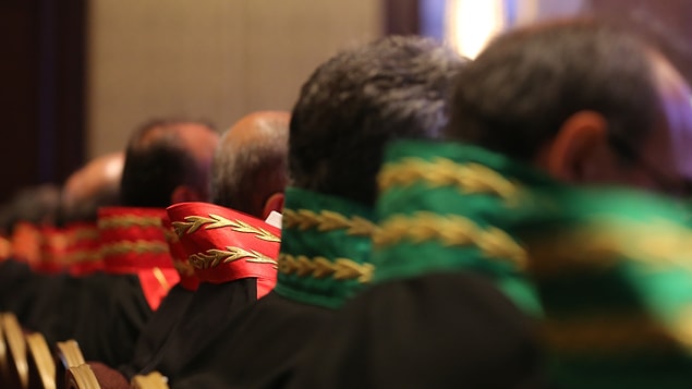 10. 4 bin hakim ve savcı, 2 bin de hakim adayı kadrosu oluşturuldu. Emniyet Genel Müdürlüğü'ne toplam 32 bin kadro verildi.