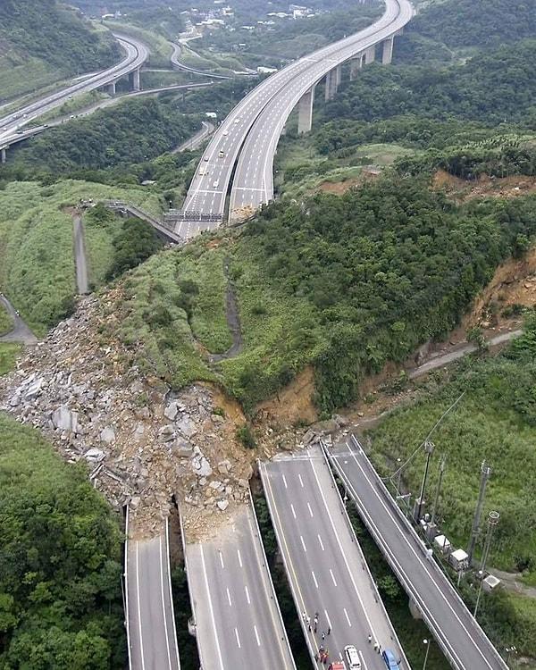 4. Tayvan'da gerçekleşmiş devasa bir toprak kayması.