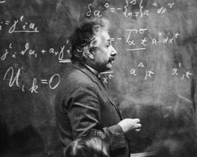 15. Albert Einstein matematikte başarısız olup sınıfta kalmadı. 👅