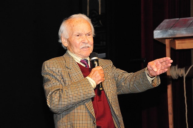 29 Ekim 1933 günü Adana’da dünyaya gelen İzgü ülkenin çeşitli şehirlerinde öğretmenlik mesleğini icra etti.