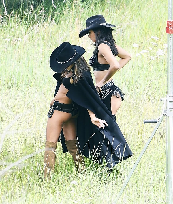 Алессандра поделилась несколькими закулисными фото в Instagram, в том числе с директором Майклом Бэем, который вот уже десять лет работает над парными рекламными кампаниями бренда.