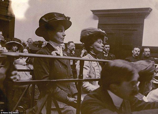 1866'da, kadınların oy hakkı için Londra'da bir komite kuruldu, bununla kadınların oy hakkı savaşı başlamış oldu.