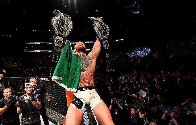 Conor McGregor böylelikle aynı anda iki ünvanı elinde tutan ilk UFC dövüşçüsü oldu.