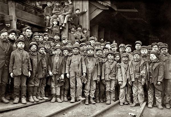 14. Bir kömür madeninde çalışan çocuk maden işçileri, Pensilvanya, ABD, 1910.