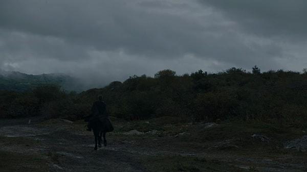 Kış geliyor, Kralkatili Kuzey'e at sürüyor.