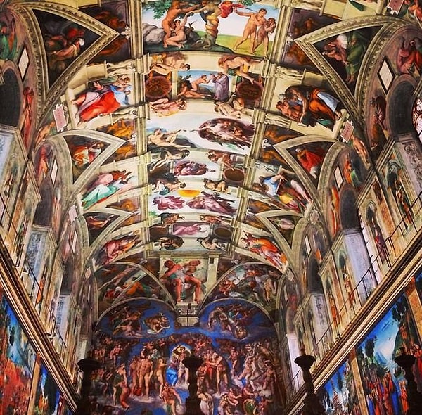 2. Ещё одна плохая идея - это фотографировать фрески Микеланджело в Сикстинской капелле.