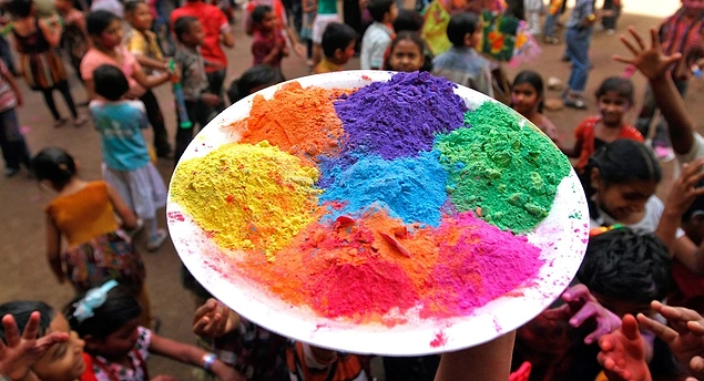 Фестиваль под названием "Holi Fest" ежегодно проходит в Индии: тысячи людей наслаждаются разноцветными порошками, посыпая ими друг друга.