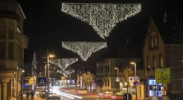 20. Ну и кто додумался повесить трусы из гирлянд на Рождество?