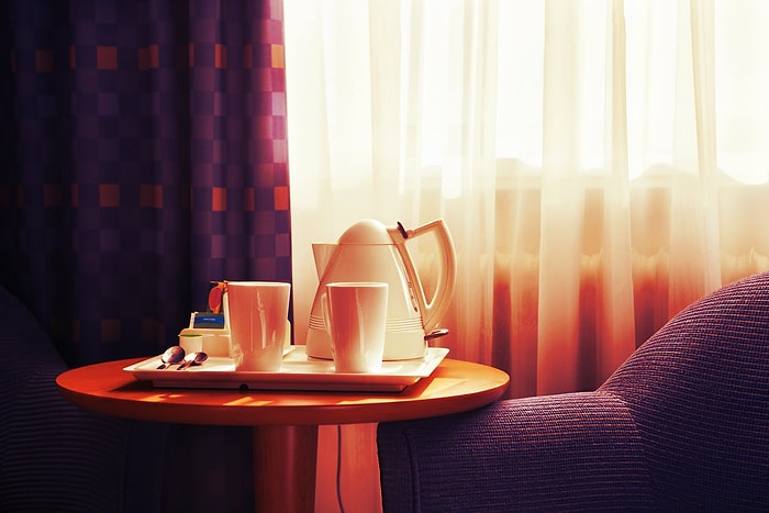 Kullanmadan Önce İyi Düşünün: Otellerdeki Su Isıtıcısında İç Çamaşırlarını Kaynatan İnsanlar Var!