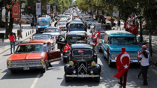 İstanbul Klasik Otomobilciler Derneği üyeleri, Türk bayraklarıyla süslenmiş klasik araçlarıyla konvoy oluşturdu.
