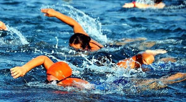 Bodrum'da 50 yüzücü, büyük zaferin 95. yıldönümünde Çelebi Adası'na yüzerek burada bayrak açtı.
