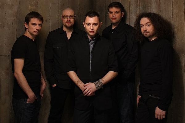 3. Какая песня стала дебтной для группы "Звери"?