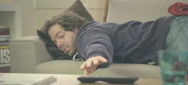 4. Вы можете часами смотреть один и тот же канал из-за того, что не хотите тянуться за пультом?