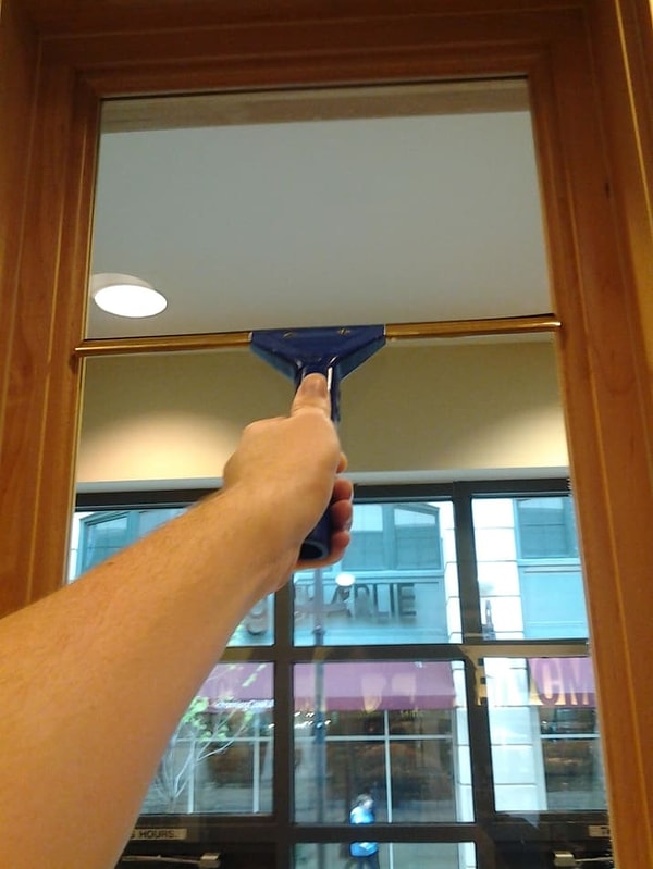 А теперь швабра для окон, которая вписывается просто идеально: