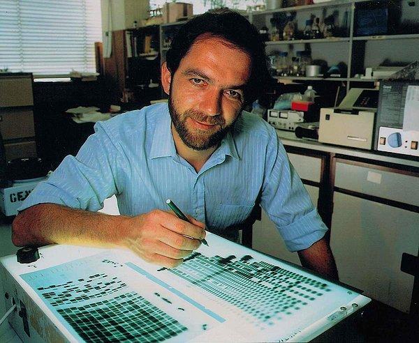 Genetik üzerine çalışmalar yürüten Alec Jeffreys 1985 yılında DNA profillenmesiyle ilgili çalışmalarını yayınlıyor.