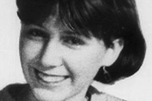 Kasım 1983'te 15 yaşındaki Lynda Mann'a tecavüz ediyor, ardından kendi fularıyla genç kızı boğuyor.