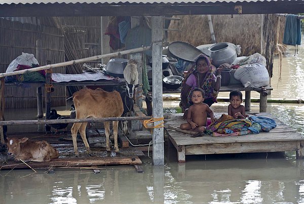 25. Assam bölgesinde yardım bekleyen köylüler.