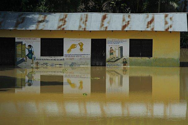 26. Nepal'in Saptari bölgesindeki bir okul da sular altına kaldı.