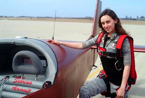 10. Иногда излишнее внимание к ее персоне смущает юную девушку.