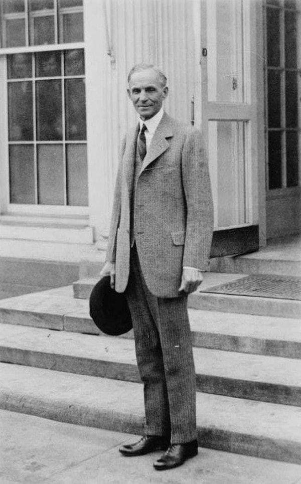 9. Форд был против того, чтобы Соединенные Штаты вступали во Вторую мировую.