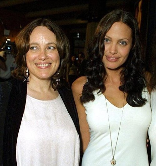 9. Мать Анджелины Джоли, актриса Маркелин Бертран, на премьере фильма «Соблазн» в Лос-Анджелесе 31 июля 2001 года. Это был последний раз, когда их публично видели вместе. В 2007 году Маркелин умерла от рака. И, да, это кулон с кровью Билли Торнтона на шее Джоли.