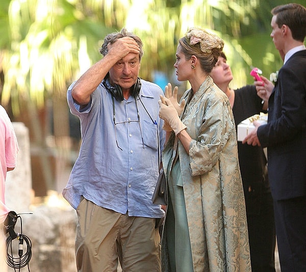 14. Роберт Де Ниро помогает беременной Джоли на съемочной площадке «Доброго пастыря» в Доминиканской Республике 12 января 2006 года. Актриса была беременна своим первым родным ребенком.