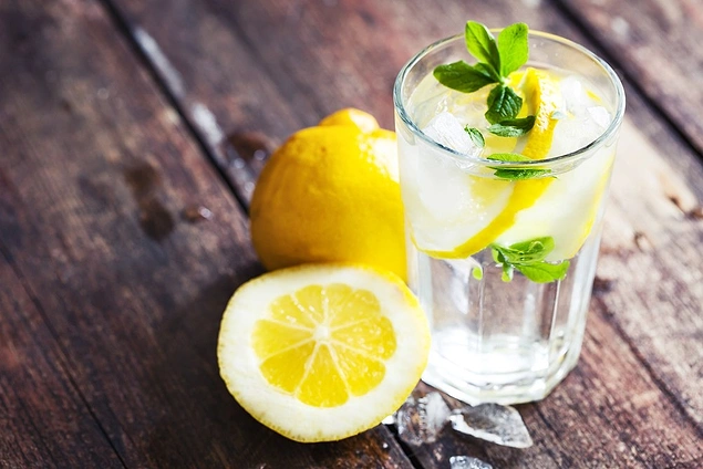 Sabah limon suyu iç