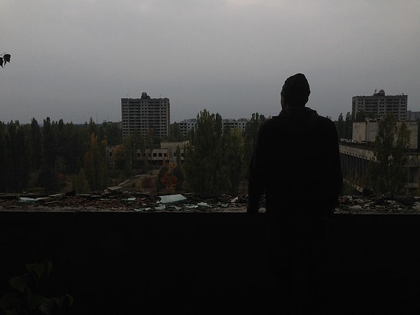 9. С этого балкона гостиницы "Полесье" открывается вид на главную площадь города и ДК "Энергетик", а вдалеке можно даже разглядеть АЭС.