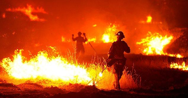 7. Orman yangınları, sıcak hava dalgaları ve şiddetli tropikal fırtınalar aşırı hava değişimlerine neden olan küresel ısınmanın sonuçları.