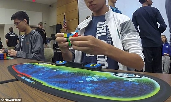 4.69 Saniyede Rubik Küpünü Çözerek Rekor Kıran Genç