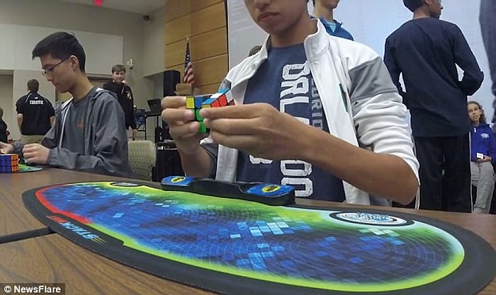 4.69 Saniyede Rubik Küpünü Çözerek Rekor Kıran Genç