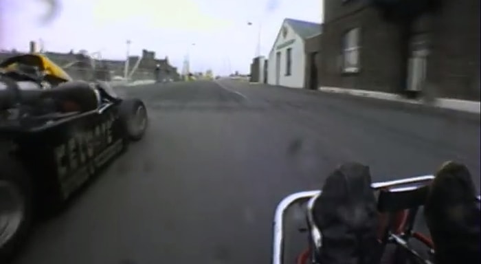 Karting Aracıyla Yapılan Muhteşem Adrenalinli Sokak Yarışı