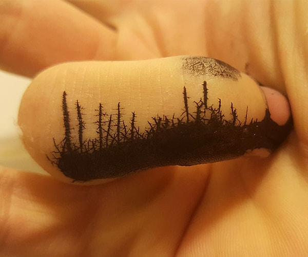 1. "Пролитые чернила на моем пальце выглядят словно лес после пожара"