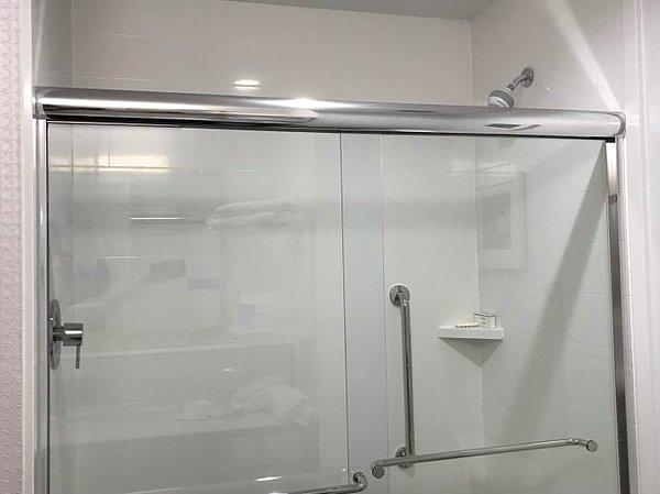 6. Sıcaklık ayar yeri ile duş başlığı farklı taraflarda bulunan bu duş tasarımı.