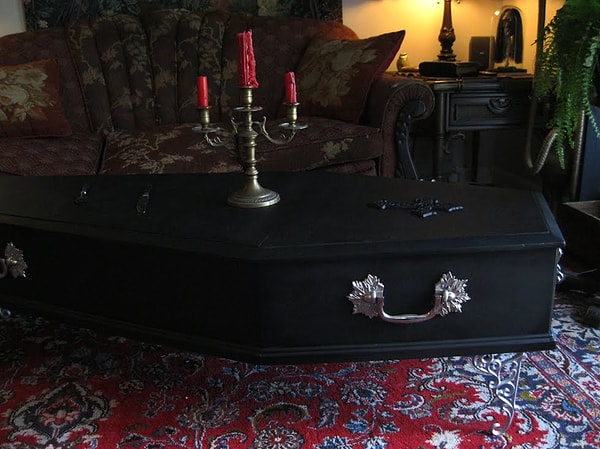 5. Никогда не ночуйте в комнате, где жил умерший человек, в первую ночь. Прабабушка умерла практически у меня на руках. После этого сделали все, что обычно делают люди, веря в суеверия (закрыли зеркала, открыли окна). Прабабушка жила в моей комнате, вот решил переночевать уже на той же кровати. Снилось нечто странное: темная комната, где помимо меня есть еще существо. Похож на человека, но с красной кожей. Пытался меня придушить. Проснулся, думаю: "Приснится же такое". И тут меня кто-то хватает за волосы и кладет обратно в кровать - и я опять в том сне. Так было несколько раз. Проснулся, когда во сне убил это существо. Дышать было тяжело, включил свет - на подушке копна моих волос, а на шее следы удушья. Родным не стал рассказывать. Спал в своей комнате уже только после "сорока дней".