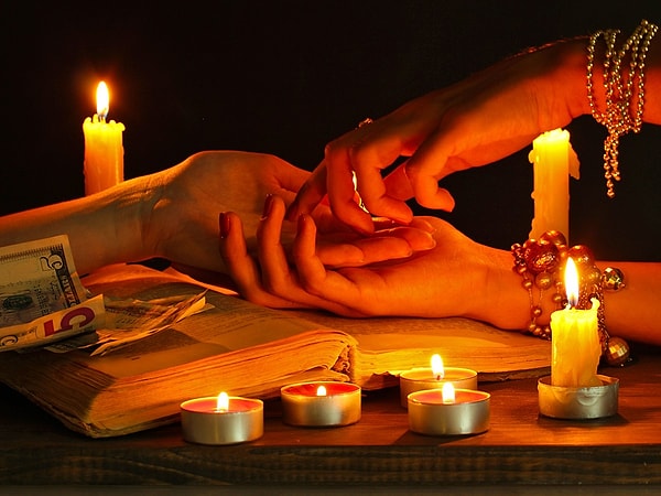 11. Занимаюсь хиромантией на профессиональном уровне. Денег не беру, по желанию клиента. Заметила такую особенность - у многих стоит на руке один и тот же знак - знак утопления, огня и ранения. Неужели мы близимся к войне? Я не взяла это с пустого места, это результат анализа многих рук. У людей стоят те или иные знаки, предвещающие у кого-то конец жизни, а у кого-то - её продолжение. Просто не может быть, чтобы у такого количества людей было столько одинаковых знаков, даже не один, а несколько.