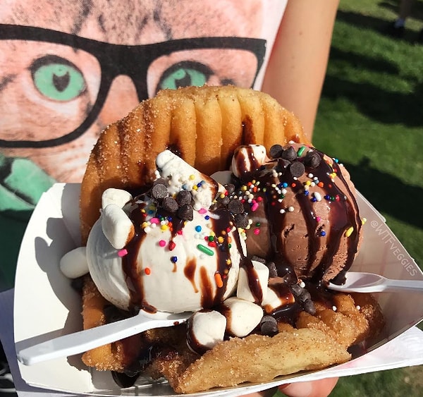 2. Известно, что путешествовать, будучи веганом, - это что-то из разряда "миссия невыполнима". Но этот аккаунт доказывает обратное. Только посмотрите на это тако с веганским моороженым и маршмеллоу... Мммммм...